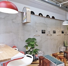 木目調の床とカラフルな色んなデザインのチェアが可愛いテーブル席を多数完備。友人とのモーニングやご家族でのランチなど、幅広いシーンでご利用いただけます。グリーンの植物に癒される明るい空間で、ゆっくりとお食事をお楽しみください。