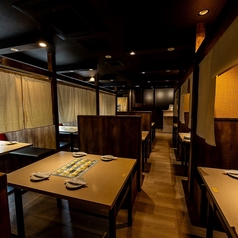 和風間接照明が照らし出す粋な店内です。船橋の喧騒を忘れる落ち着いた空間でご宴会をお楽しみ下さいませ。ご利用人数、ご予算、ご要望など、お気軽に当店まで！お得なクーポンも合わせてご利用下さい。