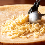 【一押しメニュー】パルミジャーノレッジャーノチーズの器で熱々のパスタを絡める鉄板チーズパスタ