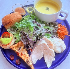 身体に優しいスープとパンのプレート