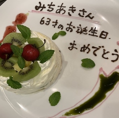 プチケーキとフルーツが入ったプレート