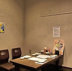 【お座敷席個室：最大4名様】ご友人、ご家族とのお食事や会社帰りの飲み会に。最大4名様までご利用いただけるお座敷個室は、穏やかな時間が流れる上質な和空間。足を伸ばしてくつろげるお席で、我が家のようにリラックスしてお過ごしいただけます。接待などにも最適。