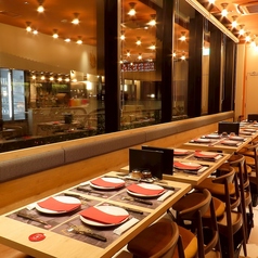 2名様~様々な人数でご利用可能な広々としたテーブル席をご用意しております。基本的には4人掛けのお席ですが、お席の移動も場合によっては可能です。お気軽にご相談ください♪