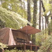 【屋根・日除け付きBBQ区画】全区画にタープなどの屋根・日除けを完備しているため、急な雨でも心配なくBBQや焚き火を楽しめます◎雨天時にはオシャレなポンチョの無料レンタルサービスもあり、快適にお過ごしいただけます。