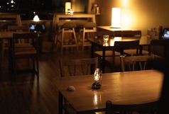 各テーブルに灯る小さな火が、心まで解きほぐしてくれる夜のダイニング。ご友人やご家族との語らいの場として温かな雰囲気を醸し出します。キャンドルの揺らめきと美味しい料理が、特別な夜をより印象深いものに。日常の喧騒を離れた、上質なリラックスタイムを。