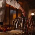 囲炉裏の炭火で、旬の魚をじっくり焼き上げる原始焼き。素材に合わせて火加減を調整し、魚本来の旨みを引き出します。