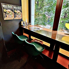 2階席の特権！景色とチートデイを一度に楽しめる、窓側カウンター席！