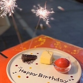 【ドルチェプレート】誕生日、送別会、お祝いにに◎美しい盛り付けと共に、心を込めたメッセージを添えることで、特別な瞬間をさらに素敵に演出します。思い出に残るひとときを提供します。ご予約をいただければ、あなたの大切な人へのサプライズをお手伝いしますので、ぜひご利用ください。