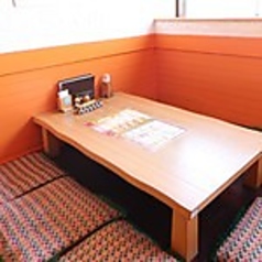 【座敷席でゆったりとした時間◎】こちらの座敷席は、7名様までご利用可能で、親しい人たちと心温まる時間を過ごすのにぴったりです。落ち着いた雰囲気の中で、ゆっくりとインド料理やネパール料理を楽しむことができます。特別な日のお祝いにも最適なスペースですので、ぜひご利用ください。