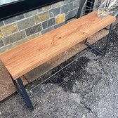 愛煙家の方もご満足いただけるよう、店外のベンチには灰皿を設置。心地よい風を感じながら、リラックスしたひとときをお過ごしいただけます。お気軽にご利用ください。