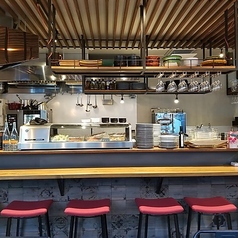 カウンターは4席ご用意。立ち飲みスペースもございます。