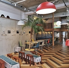 大きな窓際やバーカウンター風の席など、様々なカウンター席をご用意。お一人様での利用や、サッと食事を済ませたい時に便利です。大名での休憩にも気軽に立ち寄れる雰囲気ですので、ぜひご利用を◎