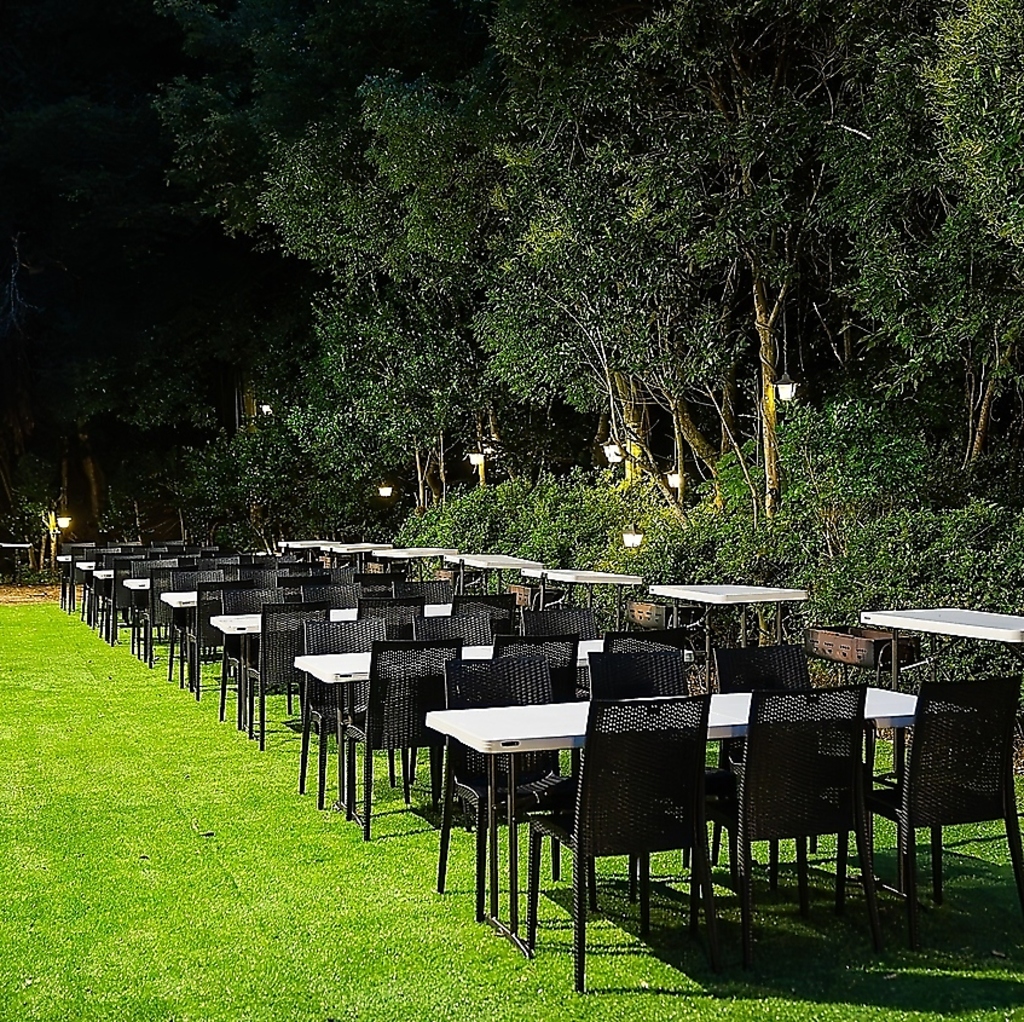 【Outdoorエリア】森に近いテーブル席。2～8名様でご利用可能！手ぶらでBBQをお楽しみいただけます♪