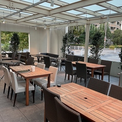 屋根のついたテラス席は、木々に囲まれ気持ちよくお食事いただけます！ワンちゃん等ペット連れもご利用いただけます！