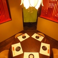 円卓が印象的な個室は、まるで家に居るかのようにくつろげる空間となっております。