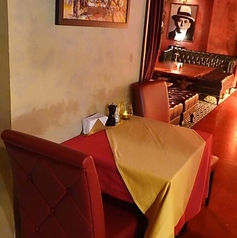 お二人だけの特別な時間を大切にしたい方には、壁際の小テーブル席がおすすめ◎周囲を気にすることなく、プライベートな会話を楽しむことができる落ち着いた空間。大切な人とのデートや、しっとりとした時間を過ごしたい夜にぴったり♪