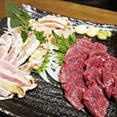 馬刺しと地鶏たたき盛り合わせ