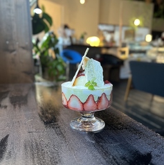 抹茶ムースと苺のパフェの写真