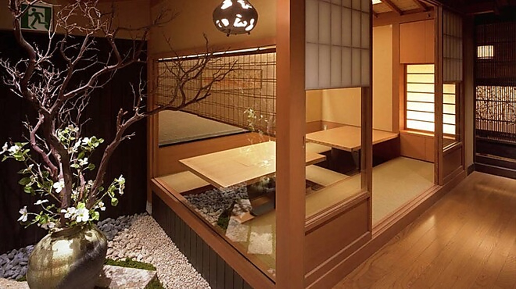 坪庭が望める、上質な和のプライベート空間。掘りごたつなのでゆったり寛いでお過ごしいただけます。