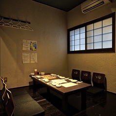 【お座敷席個室：2名様～6名様】和の趣あふれる空間。旅行の食事や接待、少人数宴会に。懐かしさ感じる古民家風の個室は、最大6名様の落ち着きある空間。畳敷きに座椅子をご用意。温かみある和の雰囲気は、ご家族やご友人とのお食事はもちろん、観光でのひとときに味わう特別なお食事にも最適です。