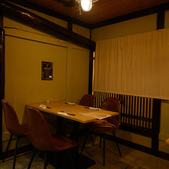 ご家族での団らんや少人数の飲み会に使い勝手の良い4名様用のお席です。広めのテーブル設計となっているため、たくさんのお料理を注文してもゆとりを持って楽しめます。カジュアルな接待やビジネスランチにもおすすめで、清潔感のある空間が会話をスムーズに弾ませてくれます。