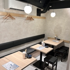 奥の席は半個室のようにもご利用いただけます。