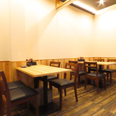 大人デートや小宴会、女子会にもぴったりな、4名掛けのテーブル席をご用意しております。鶏専門店ならではの本格串焼きとお好みのドリンクを囲み、和やかなひとときをお楽しみください。