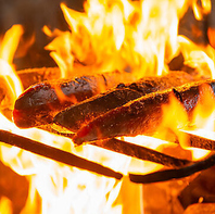 豪快に焼き上げる藁焼き料理の数々をご堪能ください！