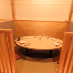 円卓の掘りごたつ席をご用意しております。ゆったりとくつろぎながら楽しい時間をお過ごしください！