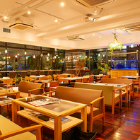 ソファーやテーブル、カウンターなど総席数約50席★