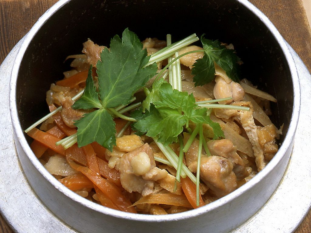 店長おすすめナンバー３！　【釜飯】は最初の一杯はそのままで、二杯目はだし茶漬けにしてどうぞ♪