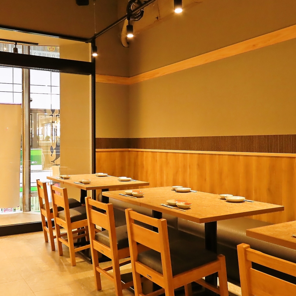 店内広々空間！広いお席で食事をお楽しみください！