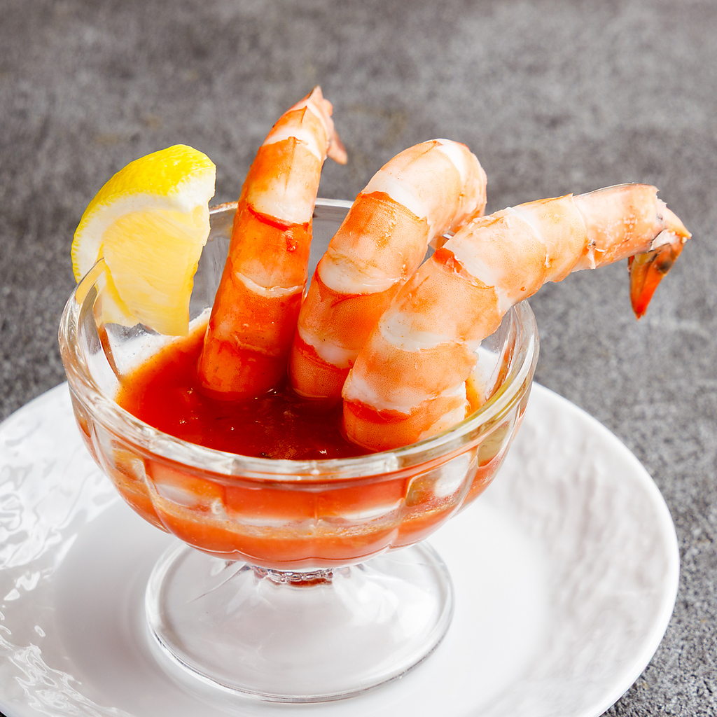 大エビのカクテルはさっぱりした味わいでつまみに◎一口では食べられないサイズの大きさが圧巻!!
