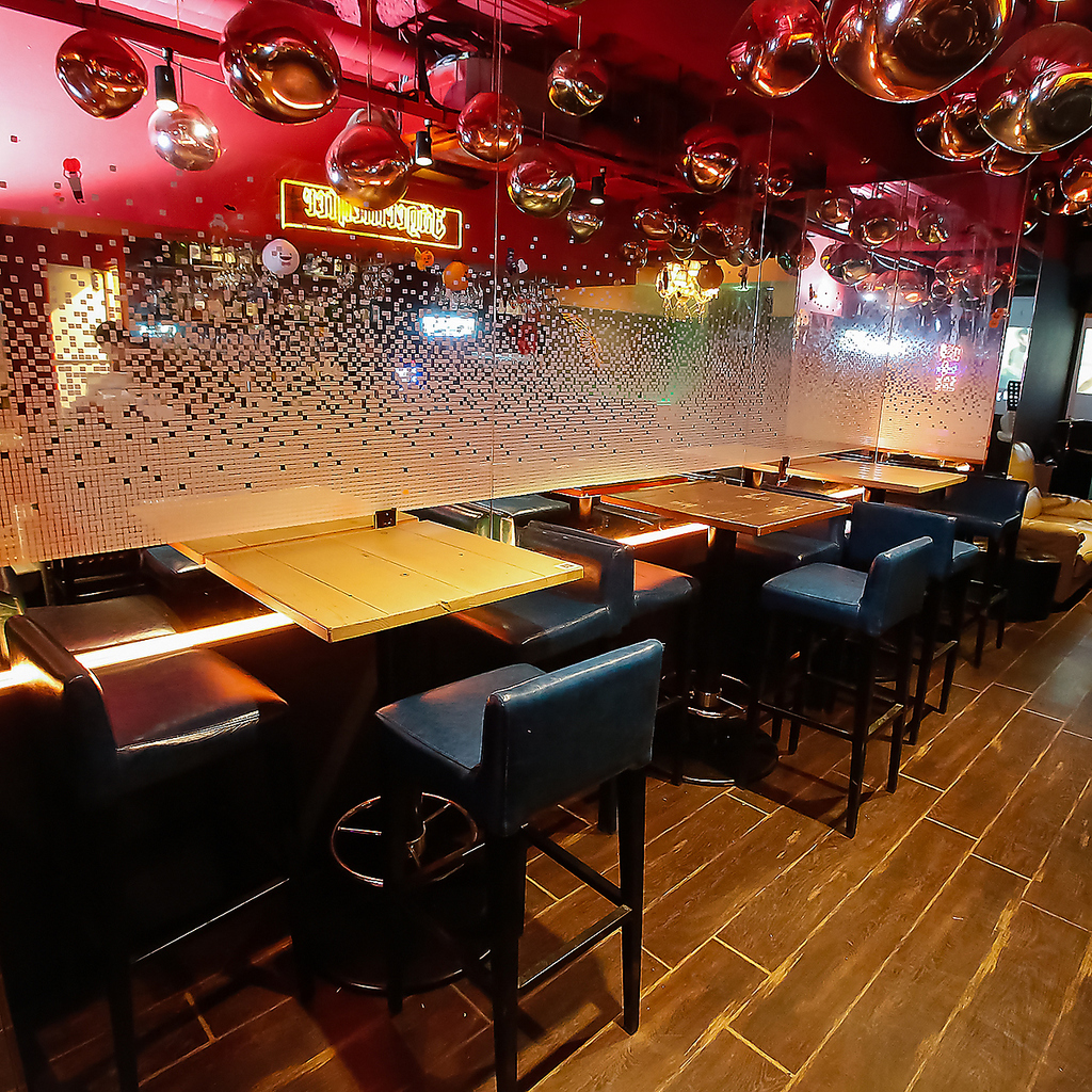 天井のオブジェと赤い光が印象的なテーブル席。友人との会話も弾む、スタイリッシュな雰囲気です。