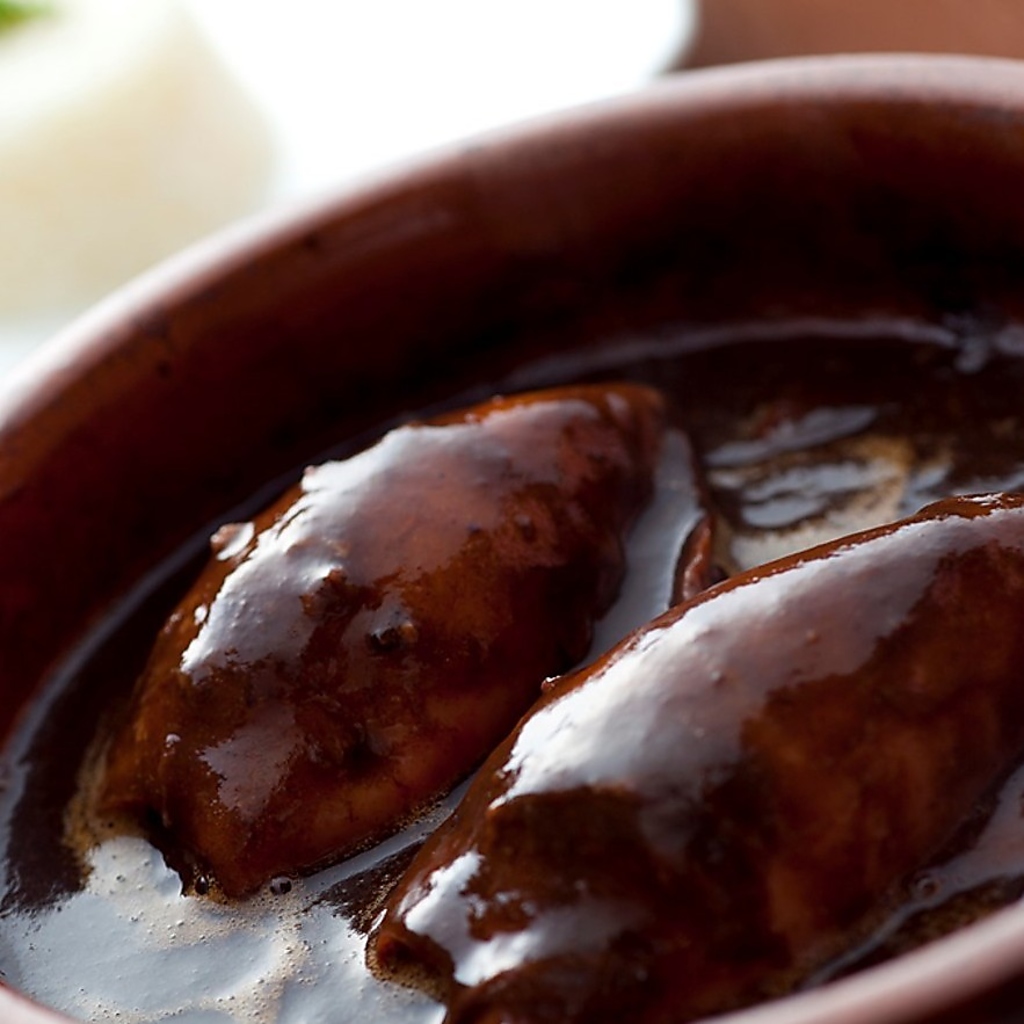 小イカの墨煮はリピーターも多い人気の一品！香味野菜等を詰めて柔らかく仕上げたこだわりの料理です