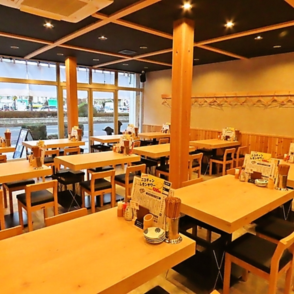 清潔感のある木目調が暖かみのある空間を引き立ててくれます。ご家族様や友人同士の食事会にも最適◎