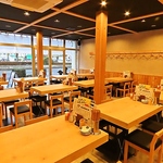 清潔感のある木目調が暖かみのある空間を引き立ててくれます。ご家族様や友人同士の食事会にも最適◎