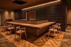 落ち着いてお食事をお楽しみいただける、広々としたカウンター席