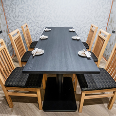 完備個室のテーブル席も多数完備しております。接待、記念日、ご宴会や様々なシーンからご利用可能。