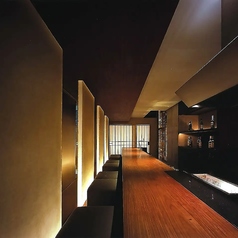 カウンター席で職人の技を間近で堪能できる！目の前で調理される料理の香りと音に包まれながら、職人の繊細な手さばきを見ることができます。職人が生み出すお料理をご堪能下さい。