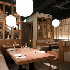 お店を丸ごと貸し切って、最大50名様までの大規模なパーティーはいかがでしょうか。会社単位の打ち上げや結婚式の二次会など、一体感のある宴をスタッフが全力でサポートいたします。広々とした店内で、ダイナミックに調理される本格中華の香りに包まれながら、最高の思い出に残る華やかなひとときをお愉しみください。