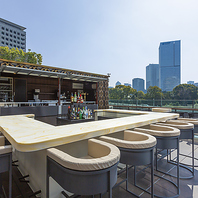 四季を感じるテラス席は夜景も贅沢に堪能