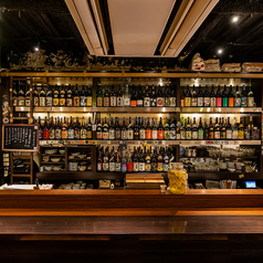 カウンターからは壁一面にずらりと並ぶ酒瓶が目を引く、圧巻の空間。焼酎をはじめに日本酒、ウイスキーなど選び抜かれた銘柄が彩り豊かにそろい、眺めているだけでも心が躍ります。料理との相性を考えた一杯を楽しみながらゆったりと語らう大人の時間をお過ごしください。