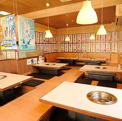 7名用の座敷が2部屋あり、大人数での集まりに便利です。ゆったりとした空間で、楽しい会話を楽しみながらお食事ができます。