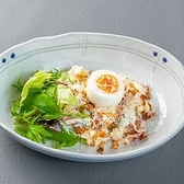 旬の鮮度を閉じ込めたお刺身盛り合わせや、ポルチーニが華やかに香る「フランス風おでん」など、和食の枠を超えた驚きの逸品が揃います。岩手の豊かな旬素材を中心に、中華風のおつまみまで幅広くラインナップ。店主の感性が光る想像を超えた創作料理の数々は、訪れるたびに新しい美味しさとの出会いをお約束いたします。