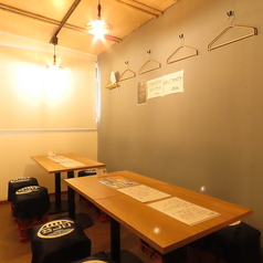 【2階】少人数宴会用テーブル(6~10名様)ご友人同士の集まりや、中規模の会社宴会に最適なレイアウト。お互いの顔が見渡せる配置で、会話も弾みます。