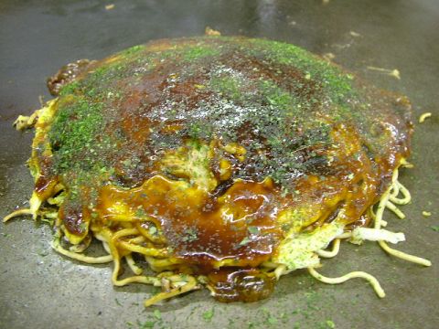 メニューは全て肉・玉子入り。こだわりの生麺は焼きの直前に茹でるのでコシがある！
