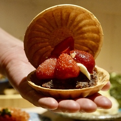定番の餡子のモナカに甘酸っぱい苺とマスカルポーネクリームを加えた「苺のあんこぽーね最中」!!の写真