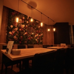 団体様のご利用にも最適な広々としたテーブル席も完備しております。優しく灯る間接照明が印象的な大人の空間でこだわりの創作肉料理をお愉しみください。歓送迎会や女子会、同窓会などにも最適です。