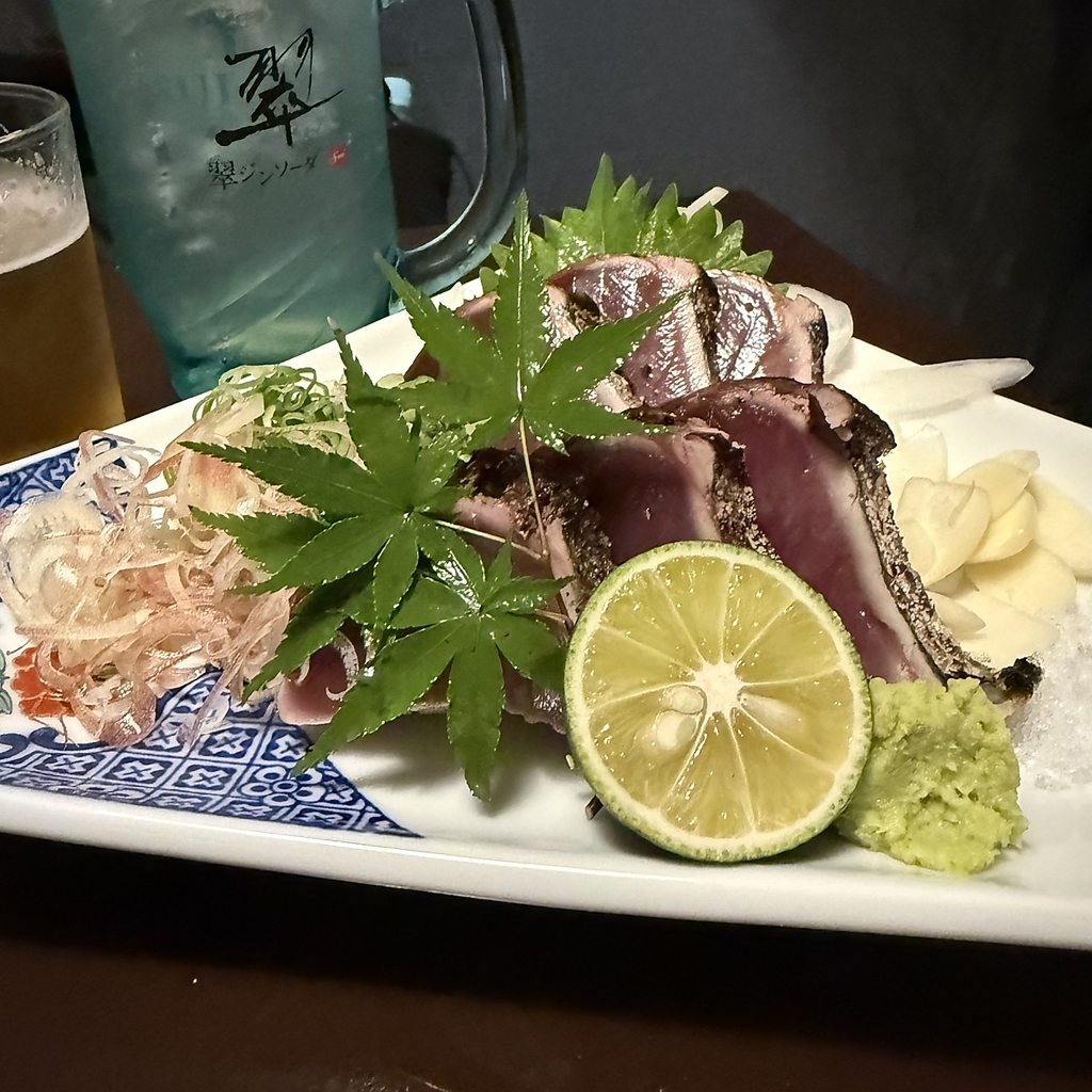 店長自ら厳選した新鮮な魚を使用した見た目にも美しい一品！季節ごとに旬の食材を取り入れています。